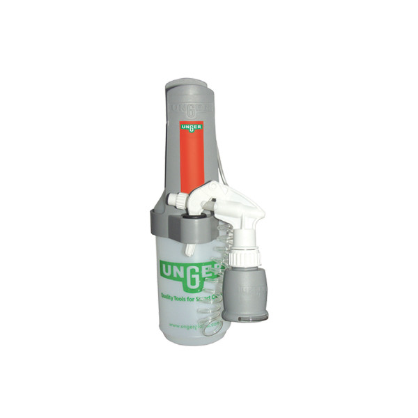 Spraayer on a belt Sprühflasche am Gürtel.